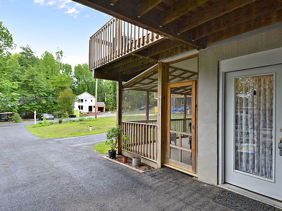5th image of 3241 Henson Ave