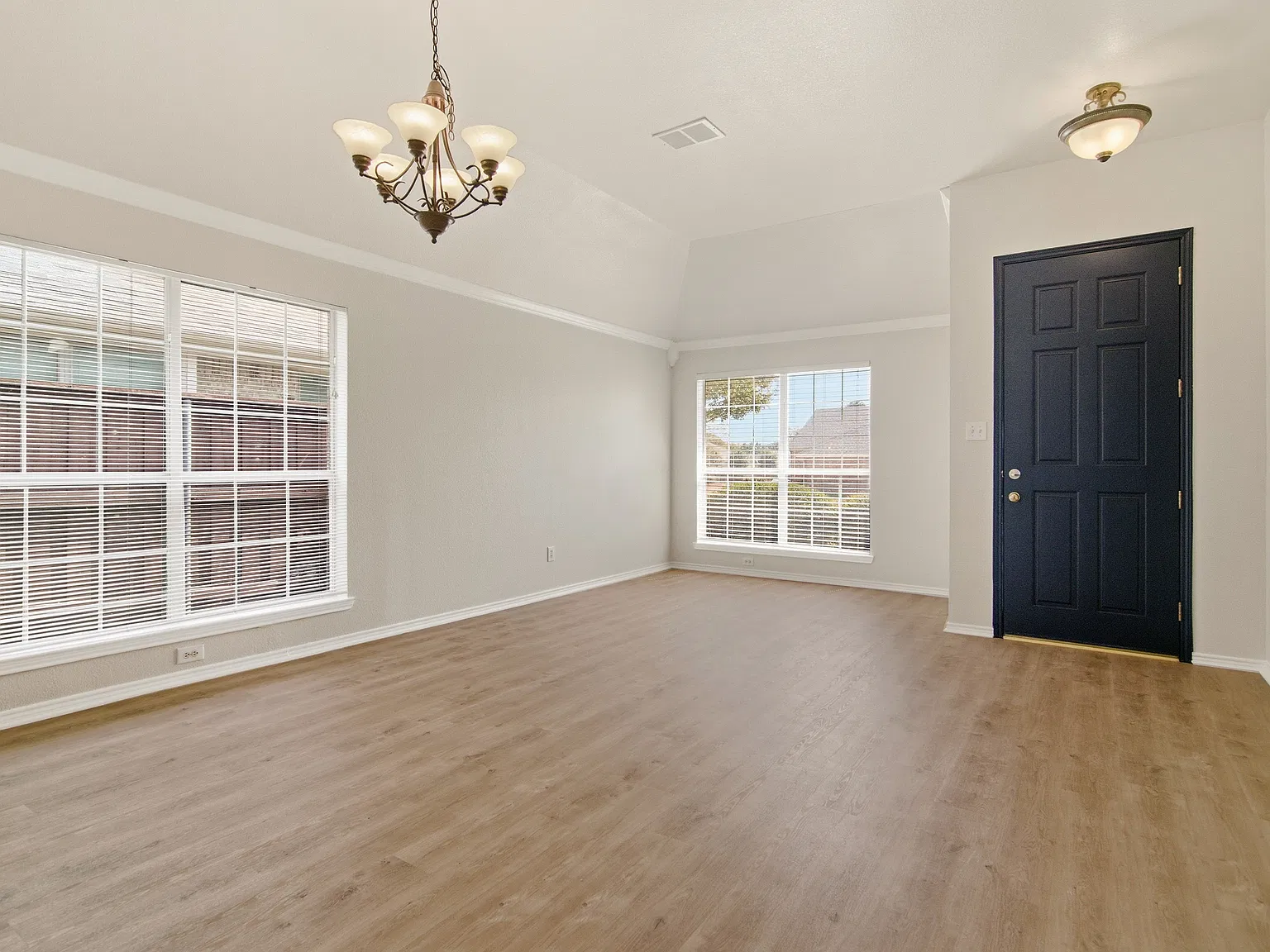 4 bed, 2169 sqft, $2,600 — Photo 2