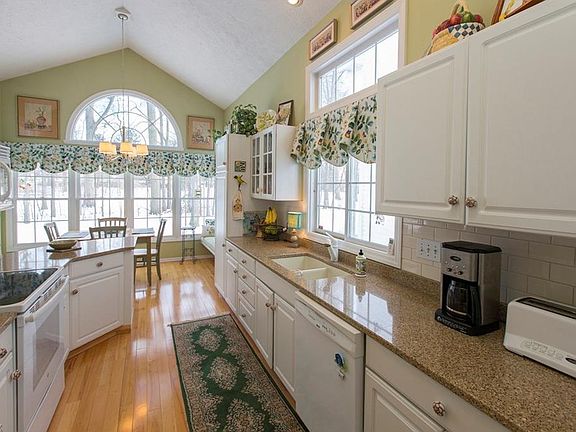 4th image of 186 Greenward Way S #79