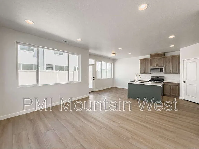 2606 N 2125 W — Photo 12