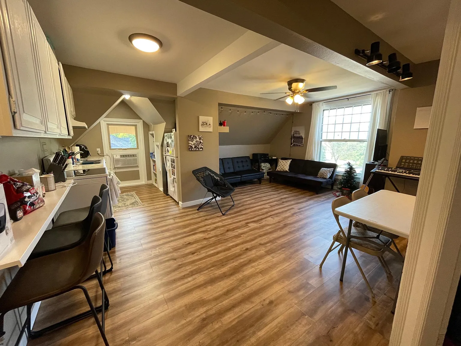 3 bed, 600 sqft, $1,320 — Photo 1