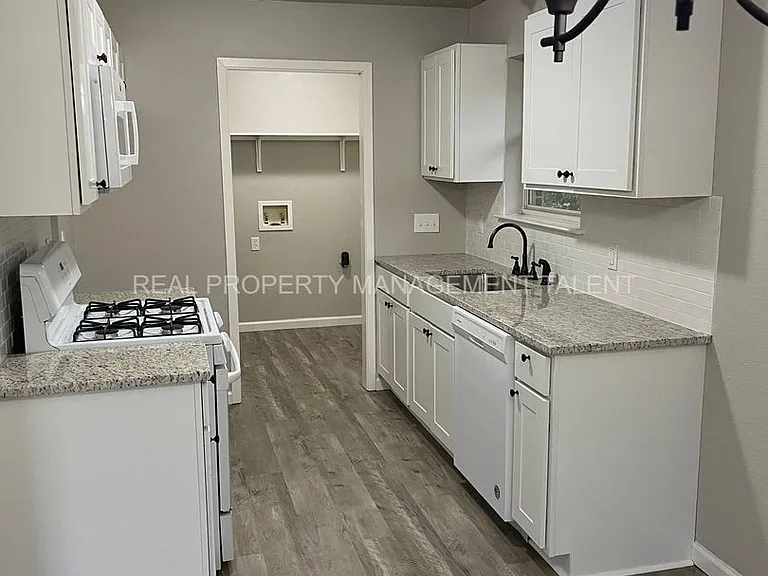 318 N Waco St — Photo 4