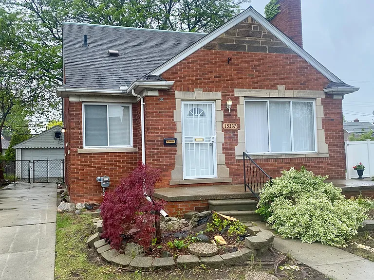 15337 Collinson Ave — Photo 1