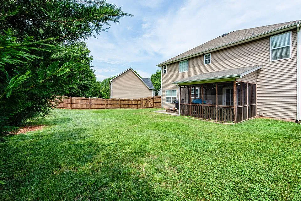 4 bed, 2200 sqft, $2,500 — Photo 3