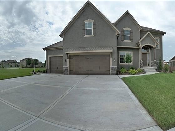 1st image of 221 SE Coyle Dr