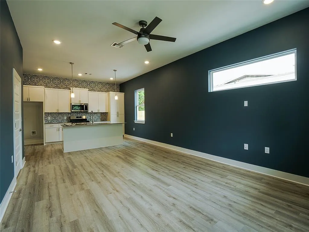 3 bed, 2.5 bath, 1572 sqft, $2,550 — Photo 2