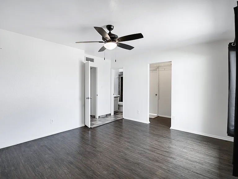 2056 W Des Moines Cir — Photo 23