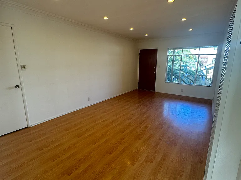 4730 Franklin Ave #9 — Photo 2