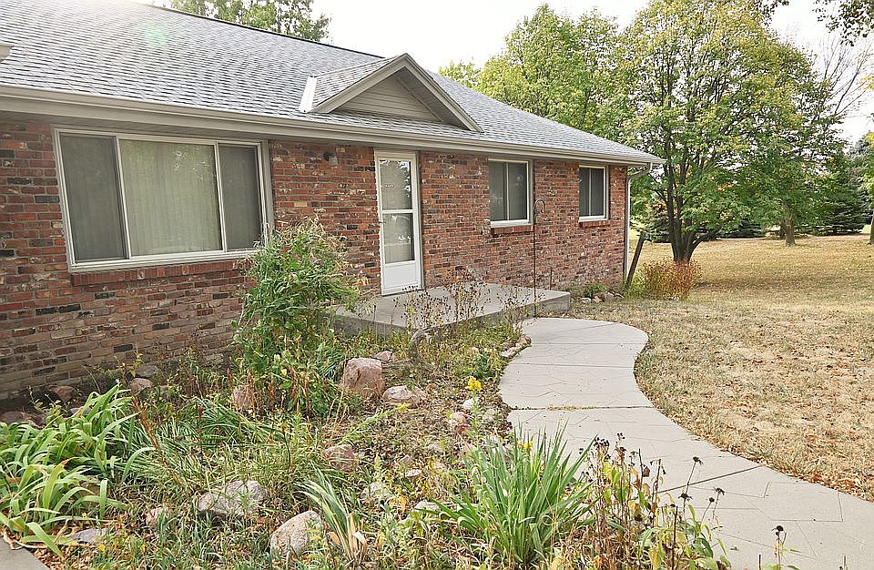 Front entrance, single step 