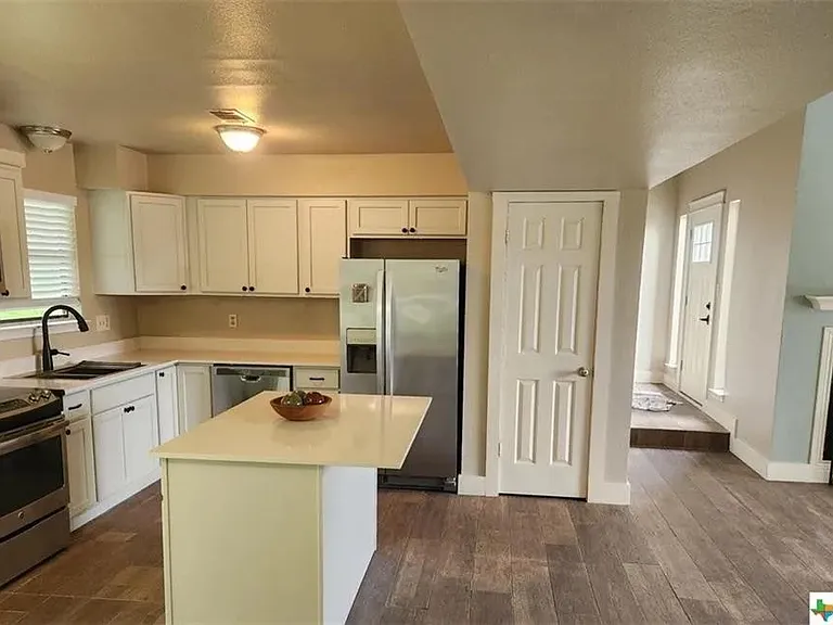 305 Forest Dr — Photo 3