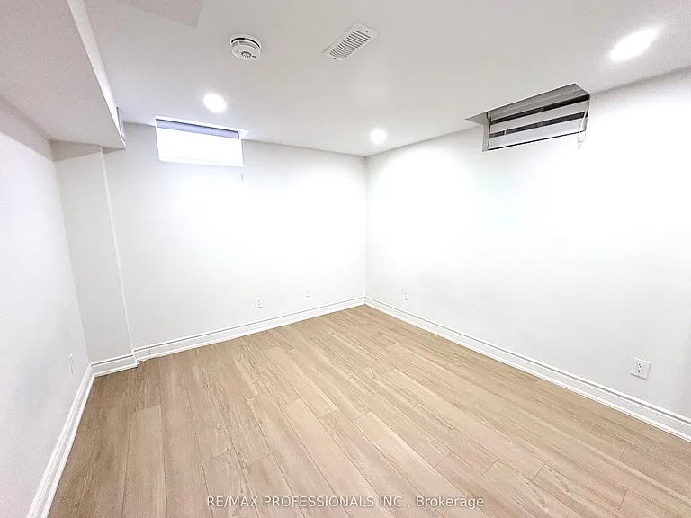 851 Clemens Cres #LOWER LEVEL — Photo 10