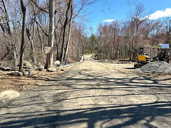 4th image of 126 Burbank Rd
