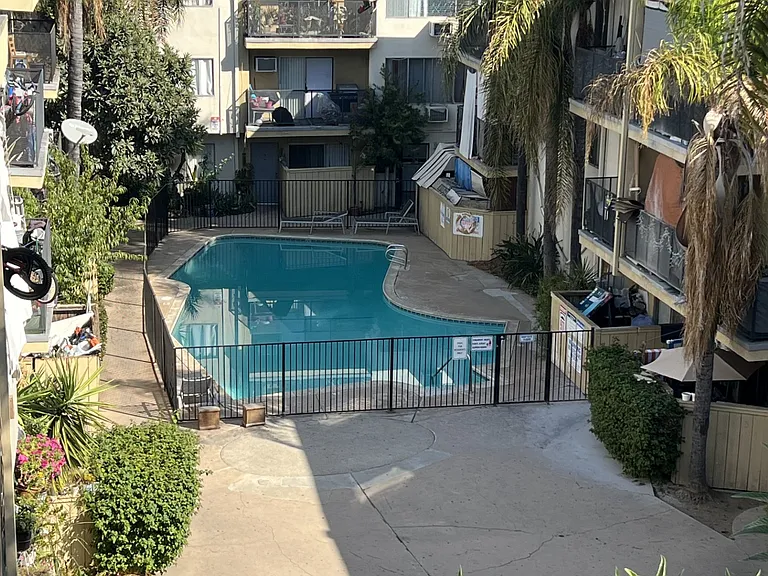Lennox Lanai Apartments — Photo 4