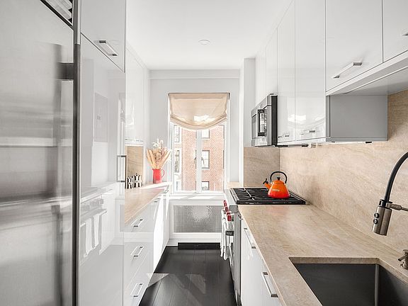 4th image of 65 E 76th St APT 6C