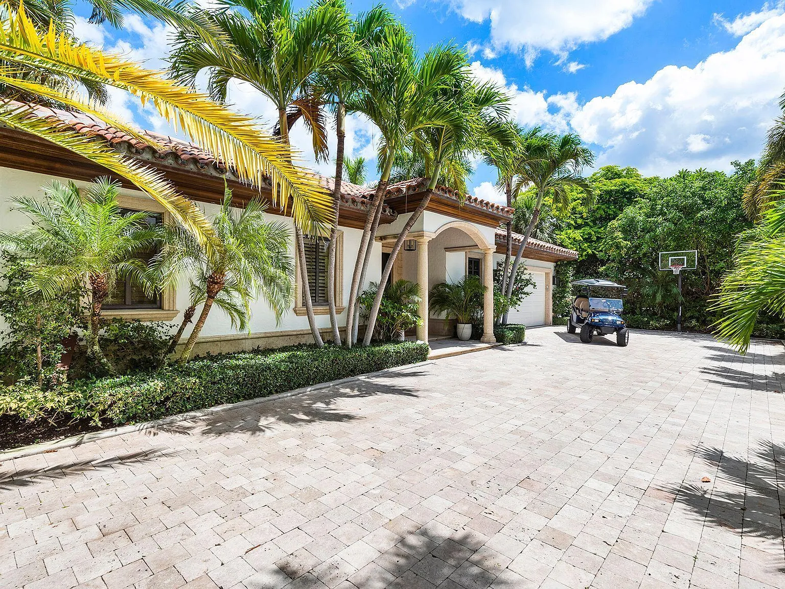 4 bed, 5.5 bath, 5159 sqft, $35,000 — Photo 3