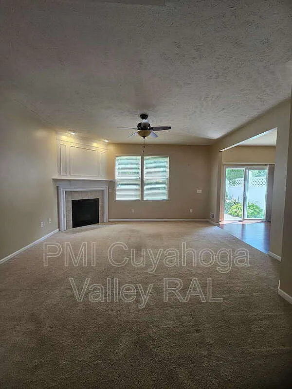 2 bed, 2.5 bath, 1622 sqft, $2,145 — Photo 3