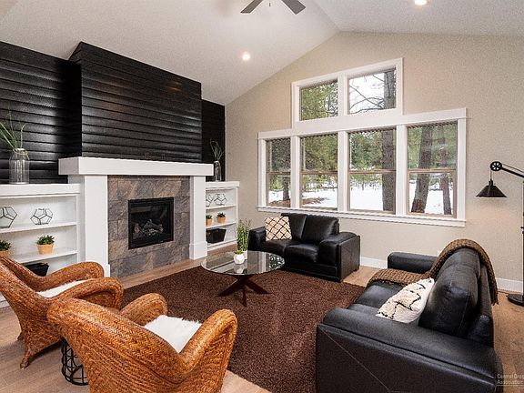 4th image of 60610 River Bend Dr
