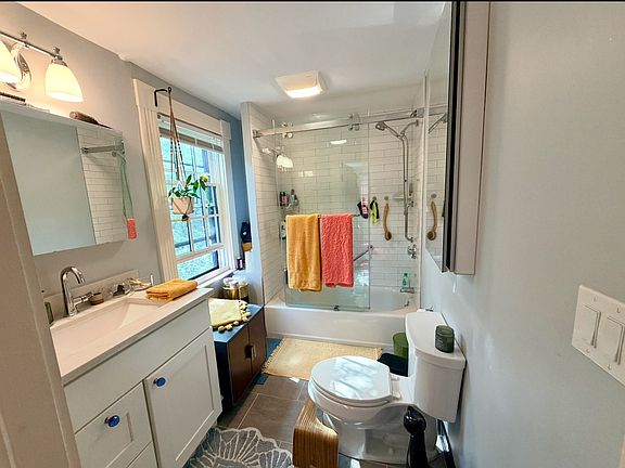 3rd image of 17 William St #1