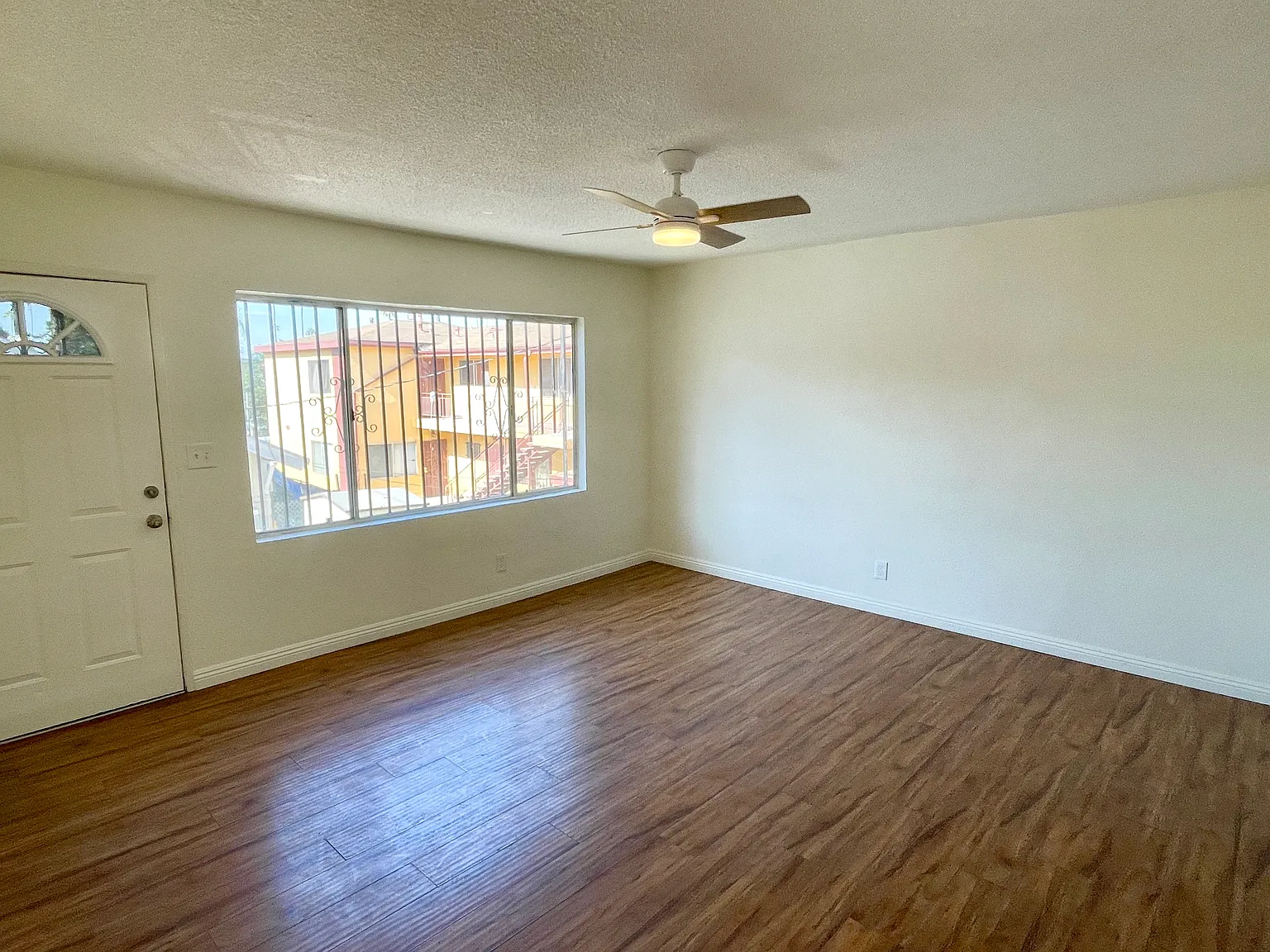 2 bed, 870 sqft, $2,100 — Photo 2