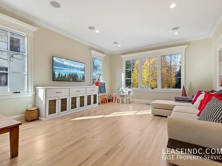 4927 Eskridge Ter NW — Photo 10