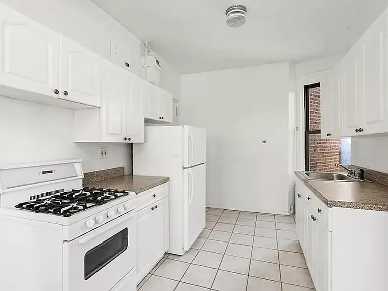 160 Prince St #14 — Photo 4