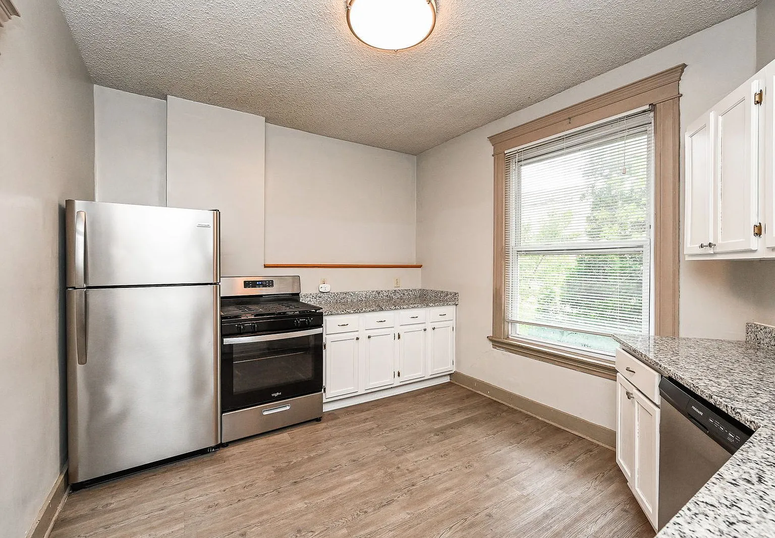 329 W McMillan St — Photo 2