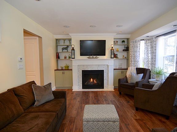 3rd image of 42 Whirlaway Blvd