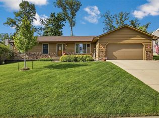 2111 Sandalwood Dr NE, Cedar Rapids, IA 52402