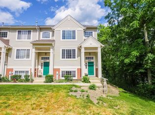 585 Cary Woods Cir, Cary, IL 60013