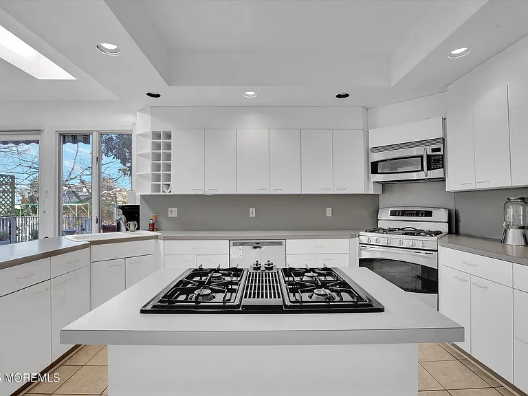 589 Westwood Ave — Photo 14