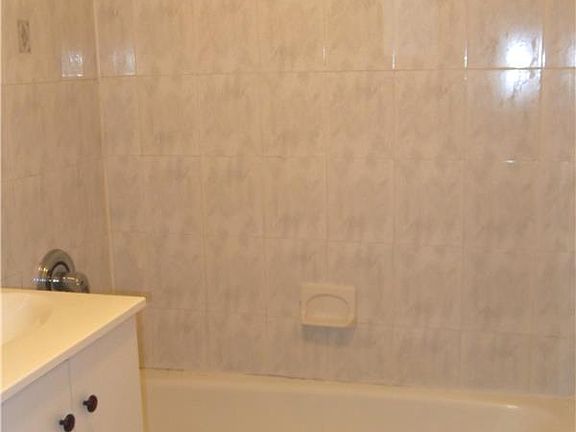 5th image of 107 W 69th St #2