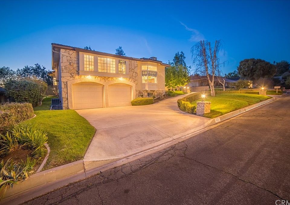 1st image of 425 Oak Knoll Dr