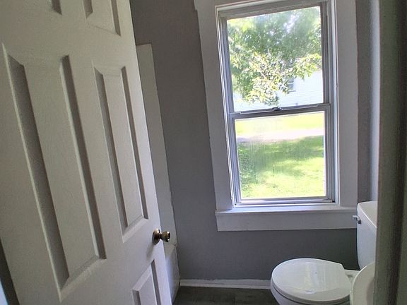 3rd image of 1180 N Summit Ave