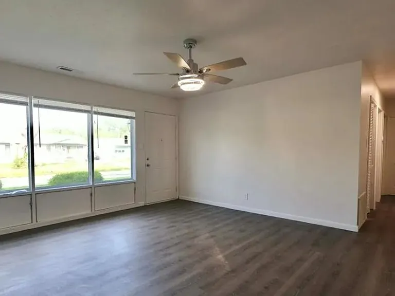 804 Saint Thomas Ln — Photo 10