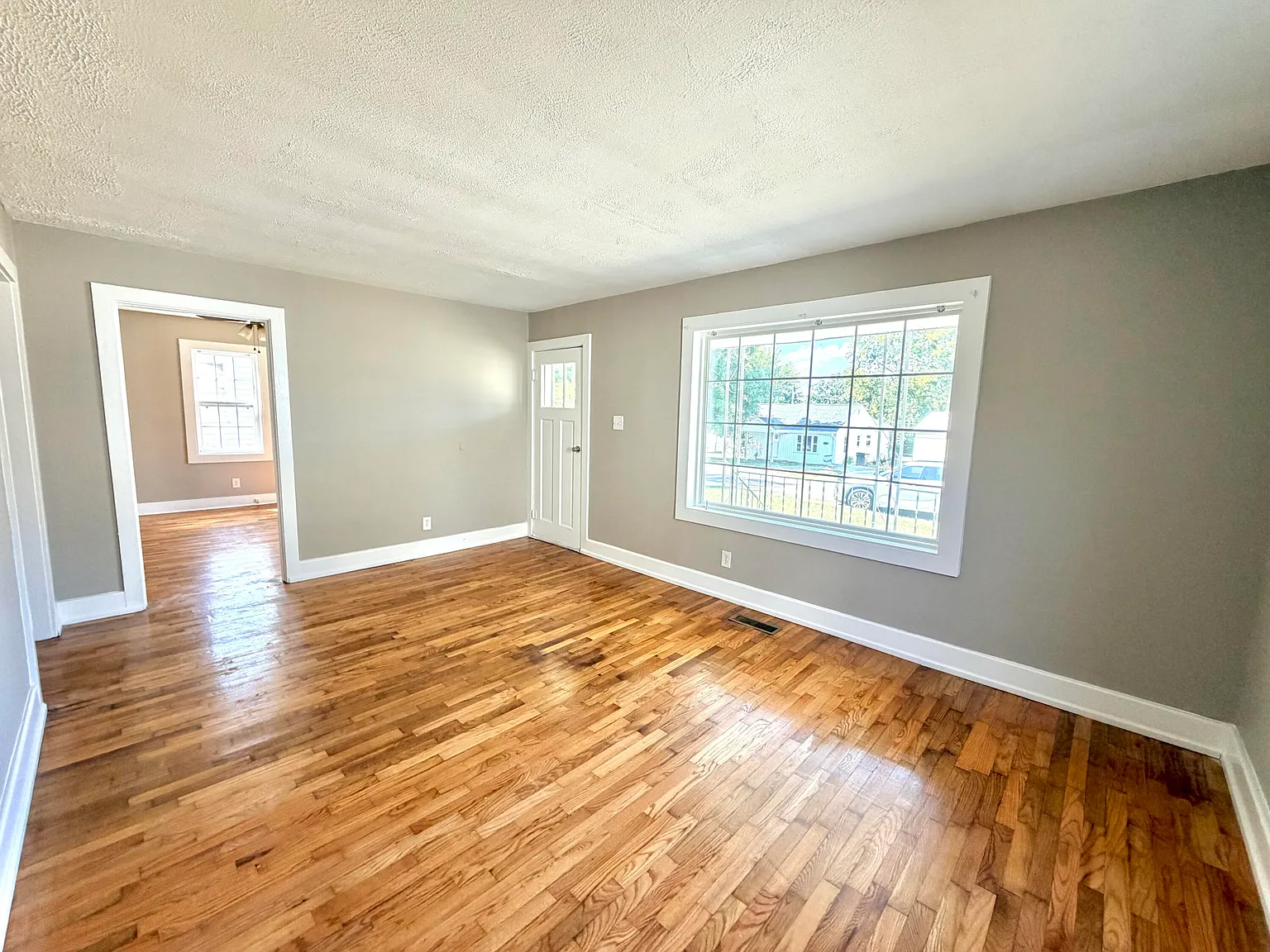 3 bed, 1.0 bath, 1160 sqft, $1,100 — Photo 3