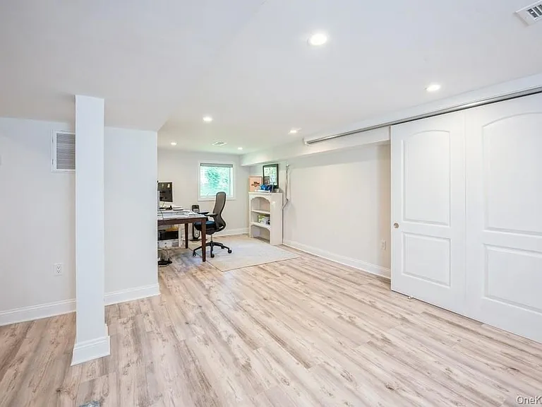 24 Sleepy Hollow Rd — Photo 16