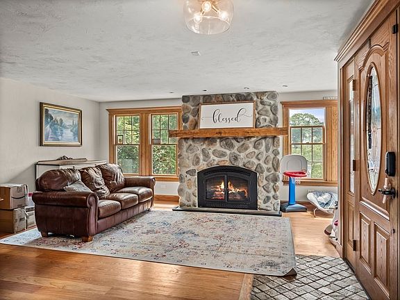 3rd image of 22 Hobart Ave