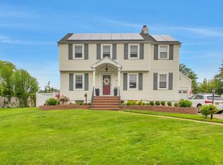 27 Girard Ave, Bay Shore, NY 11706