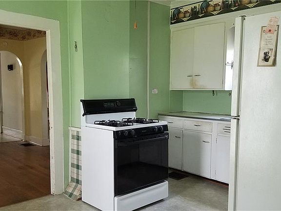 5th image of 105 Clinton Ave