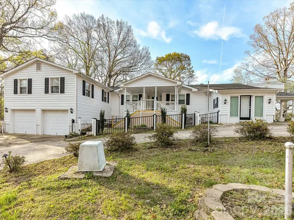 916 Lakewood Dr, Matthews, NC 28104