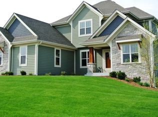 N36W23677 Oak Hill Ln, Pewaukee, WI 53072