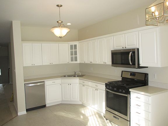 2nd image of 898 Boxwood Dr #Townhouse