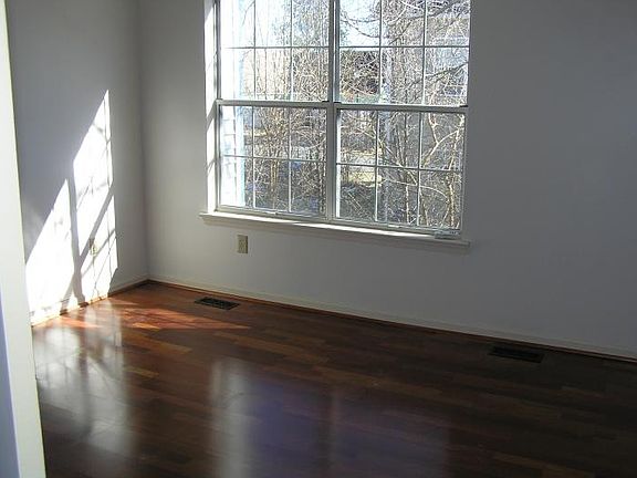 2nd image of 318 Gaylor Ln