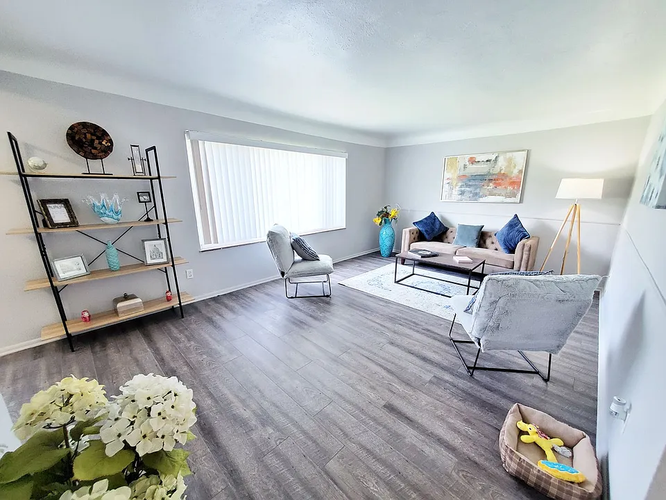 Smartland Lee-Mustang Apartments