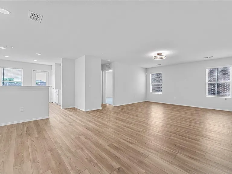 445 Grenada Lake Dr — Photo 2