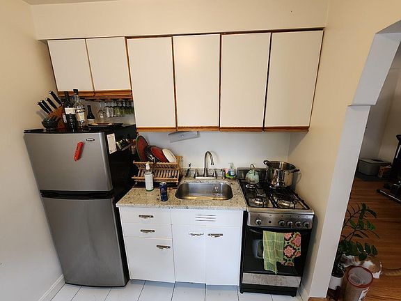 4th image of 227 Montrose Pl APT 106