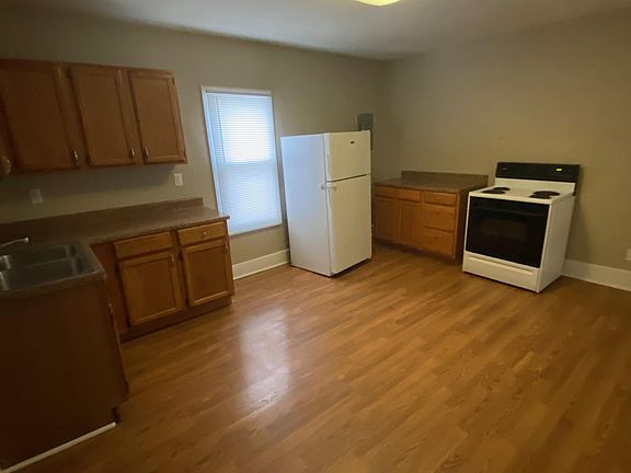 3rd image of 347 1/2 Richmond Ave