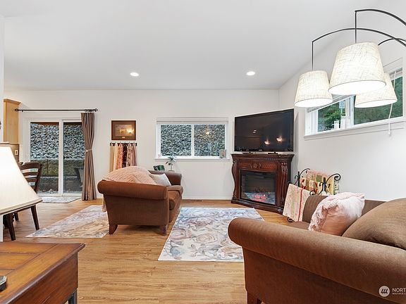 4th image of 6028 Darby Court SE
