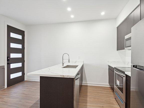 3rd image of 2550 Orleans Ave