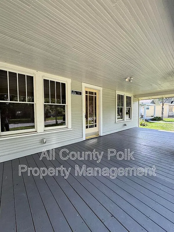 3 bed, 1.0 bath, 1176 sqft, $1,695 — Photo 2